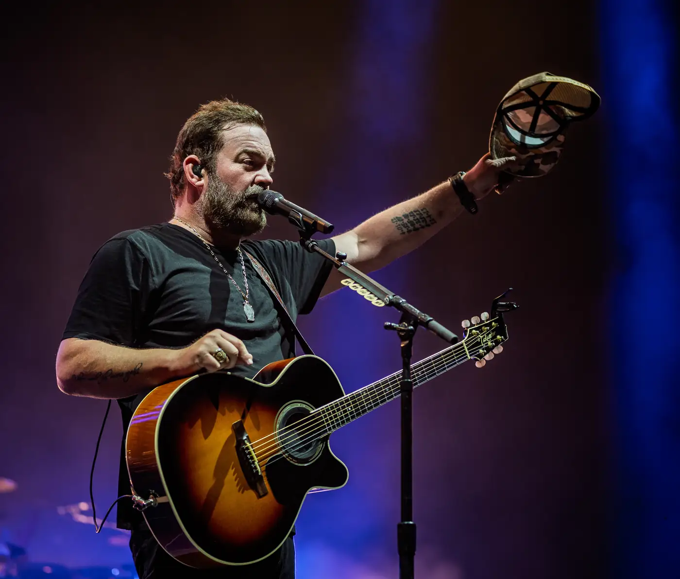 Lee Brice tipping his hat to the crowd