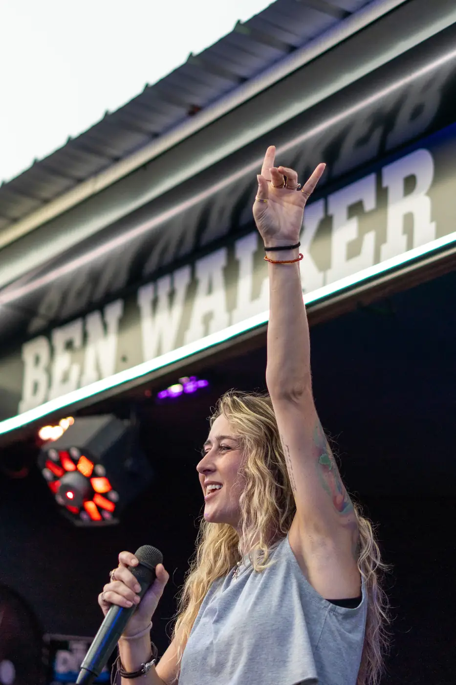 Scratch 2020 lead singer throwing horns to the crowd